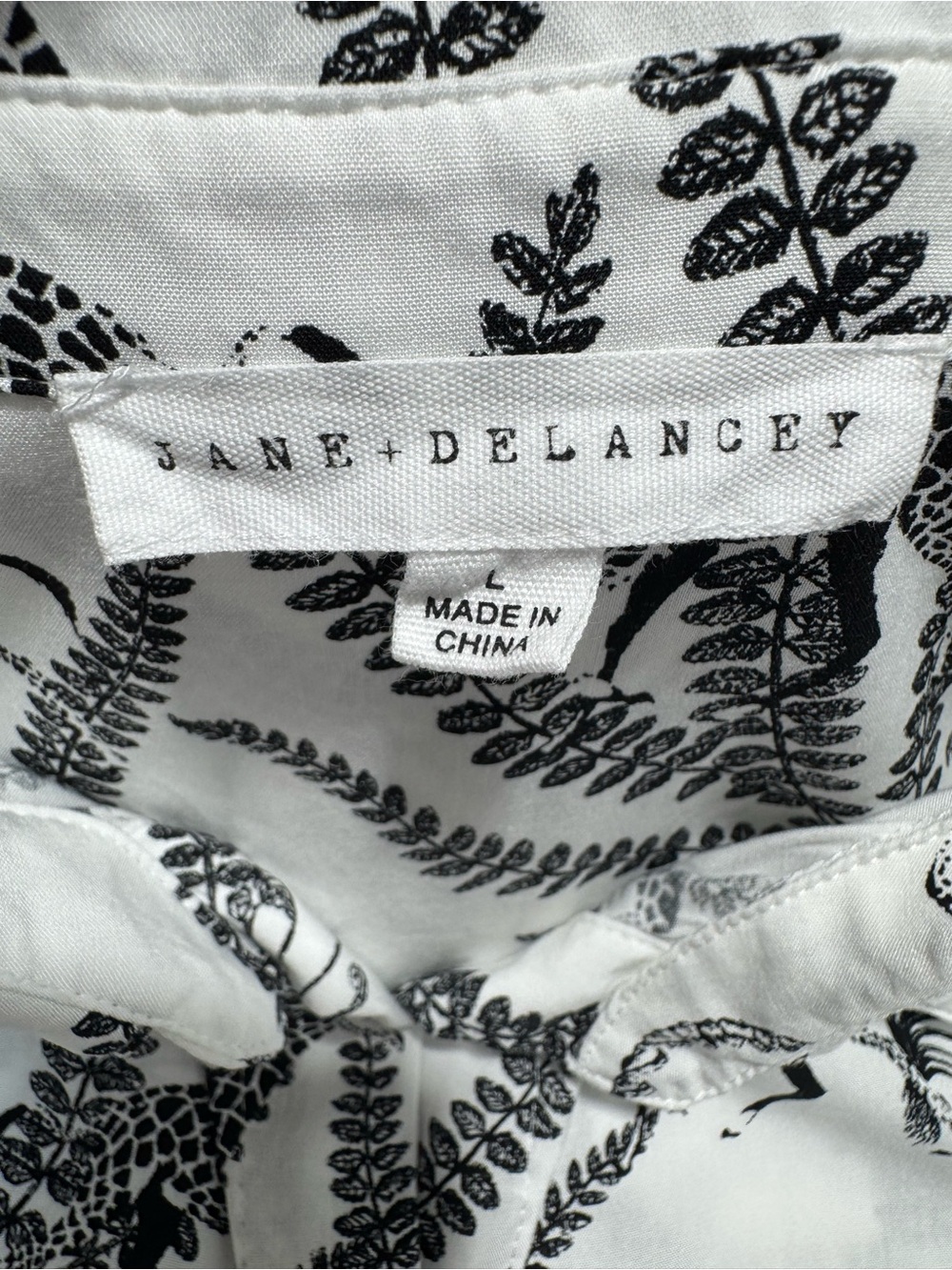Jane + Delancey Womens Large Giraffe Print Button Up Blouse White Black Safari - Picture 5 of 7
